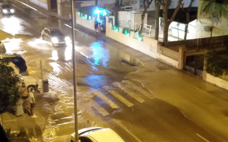 La rotura de una tubería en la avenida de los Pescadores inunda sótanos y parcelas cercanas