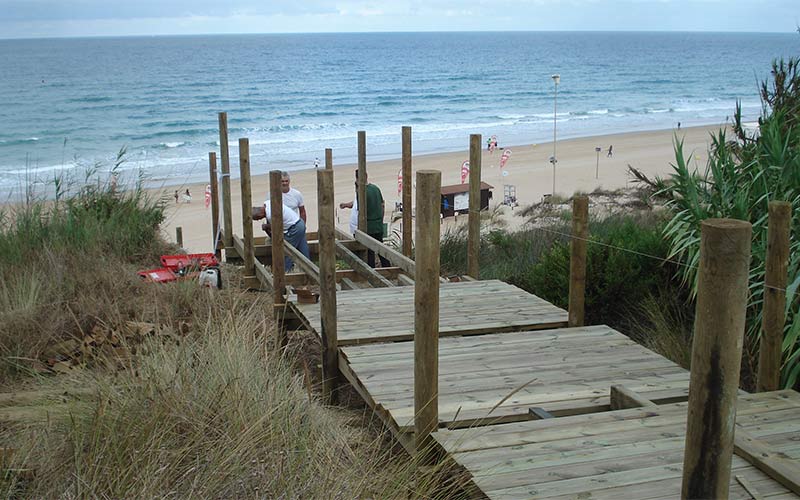 Nueva pasarela para bajar a La Barrosa desde la Torre del Puerco