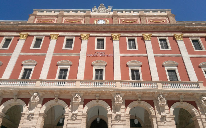 El rehabilitado Consistorio isleño tendrá mobiliario a estrenar