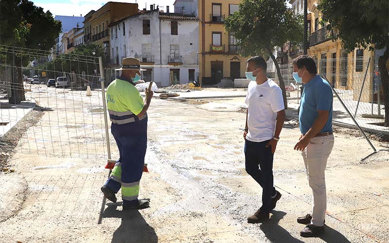 La calle Corredera y la plaza Esteve reabrirán al tráfico con un firme provisional, pendiente de lo que diga el TSJA sobre los adoquines