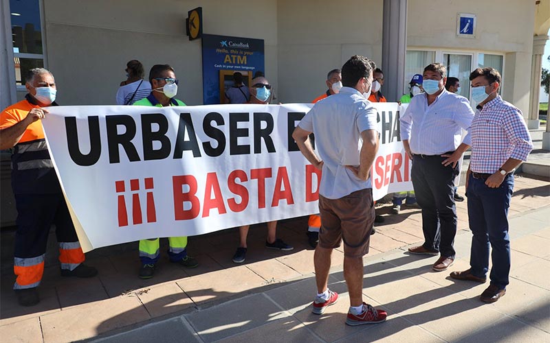 Sin avances en el conflicto laboral del servicio de aguas y recogida de basuras de Costa Ballena; continuarán las protestas en septiembre