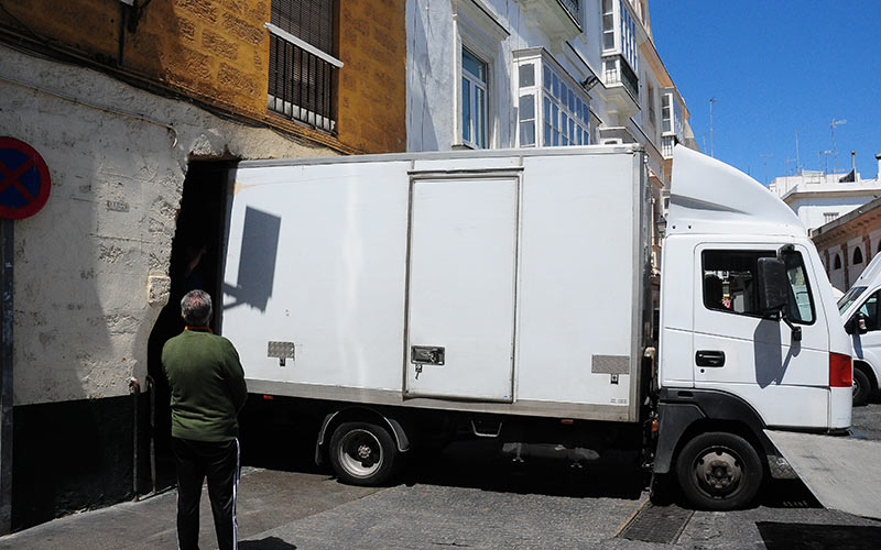 Repartidores y Ayuntamiento repasan los nuevos espacios de carga y descarga habilitados en la ciudad de Cádiz y la ampliación de horarios