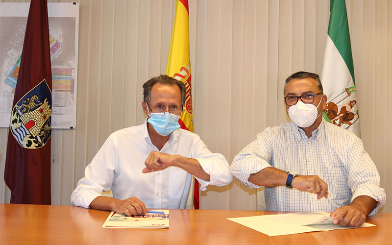 El Consistorio chiclanero entrega 50.000 euros a la Asociación de Empresarios para ayudar a superar el coronavirus “cuanto antes”