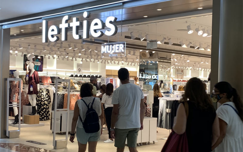 Bahía Sur comienza a llenar el ‘hueco’ dejado por El Corte Inglés: inaugurada una tienda Lefties “moderna, dinámica y con auto-cobro”