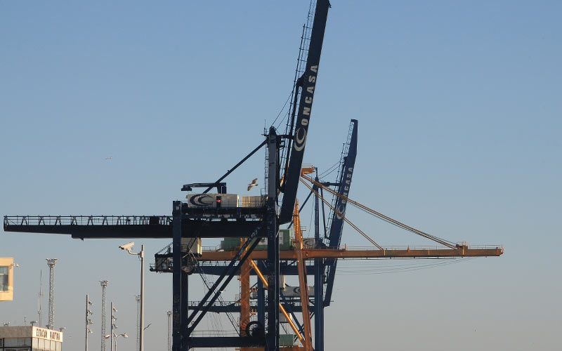 Se invierten cerca de 800.000 euros para el traslado de las grúas de Concasa del muelle Reina Sofía a la nueva terminal de contenedores
