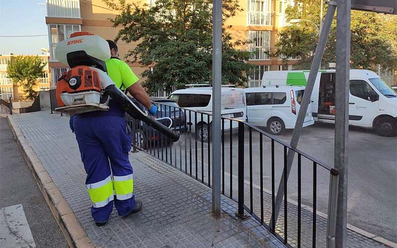 Se “refuerza” en Chiclana la limpieza y desinfección anti-coronavirus en espacios y equipamientos públicos