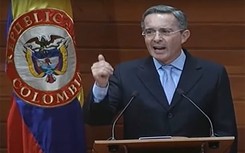 Retirada simbólica del “honor y reconocimiento” que conlleva el Premio Libertad Cortes de Cádiz otorgado a Álvaro Uribe en 2009