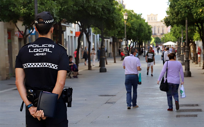 La Policía Local estará atenta a las personas que mendigan por las terrazas del centro de Jerez sin cumplir las medidas anti Covid-19