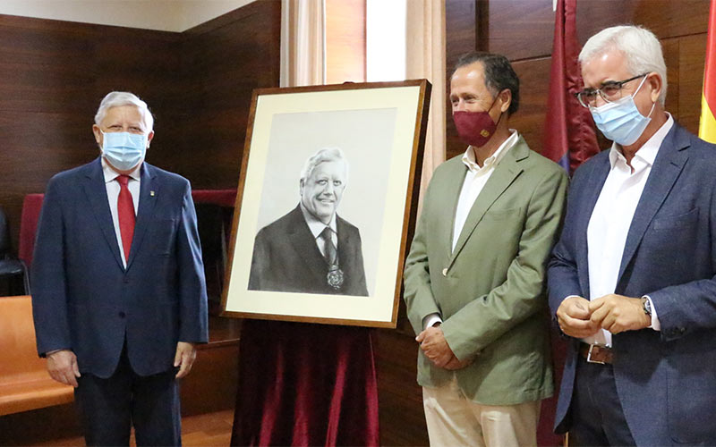 El exalcalde Ernesto Marín ya tiene retrato en el Ayuntamiento