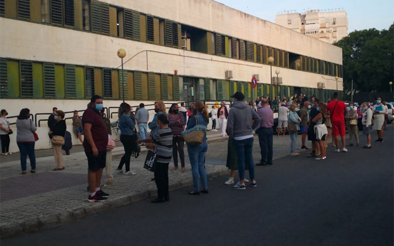 Exigen la implantación de la cita previa telemática en el “desbordado” Registro Civil de Jerez para acabar con las colas y aglomeraciones