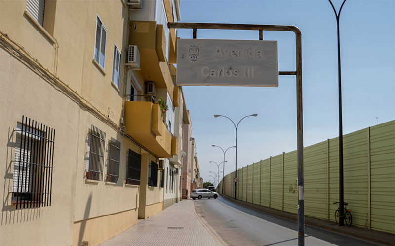 Romero (AxSí) entiende la renovación de rótulos de 225 calles de La Isla “por casi 18.000 euros” como “el último capricho de Cavada”