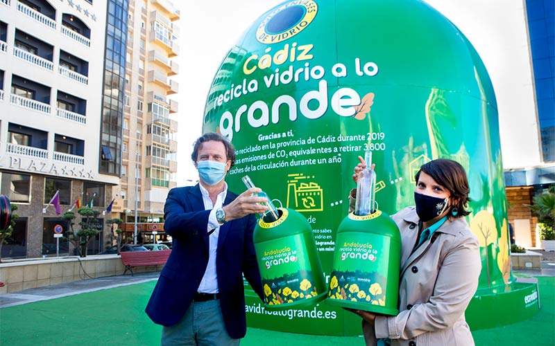El contenedor “más grande del mundo” recala en Cádiz para sensibilizar sobre la necesidad de reciclar los envases de vidrio