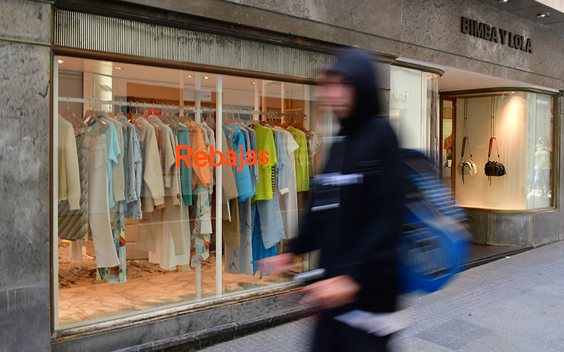¡Adiós, Amancio!: los comercios del centro histórico animan a los gaditanos a “quedarse con quien se queda y mantiene Cádiz con vida”