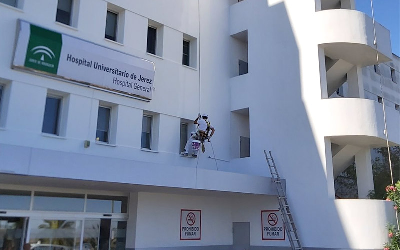 La fachada del Hospital General de Jerez se adecenta 15 años después