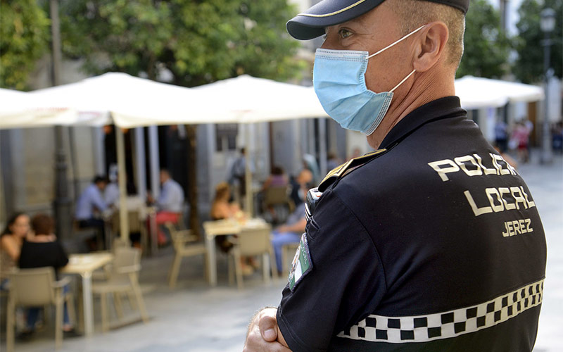 La Policía Local ha impuesto cerca de 1.600 multas en Jerez desde marzo por incumplir las diferentes normativas anti-coronavirus