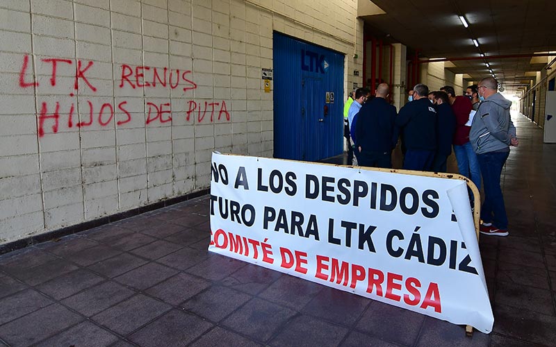 LTK cierra su planta en Cádiz y deja en la calle a medio centenar de trabajadores; los sindicatos reivindican su subrogación por Alestis