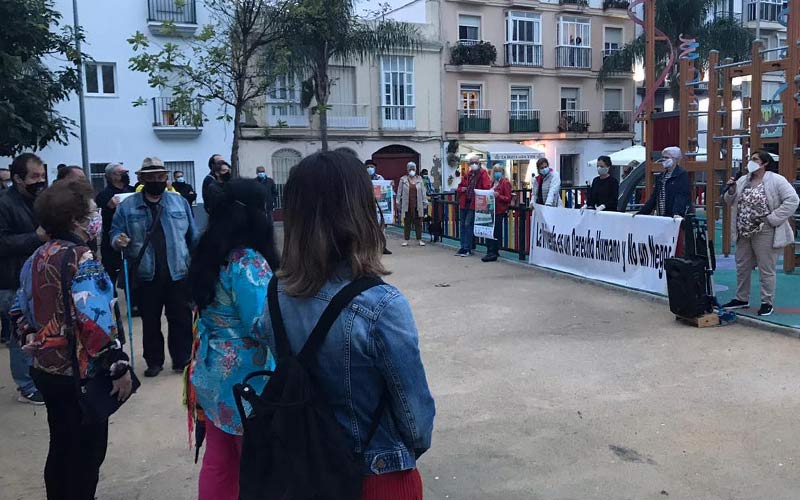 “No queremos ser expulsados de nuestros barrios”: concentración en Cádiz exigiendo la “inaplazable” regulación de las viviendas turísticas