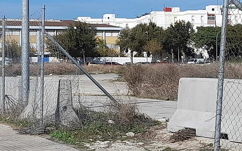 Vecinos demandan poder aparcar en el solar del prometido hospital