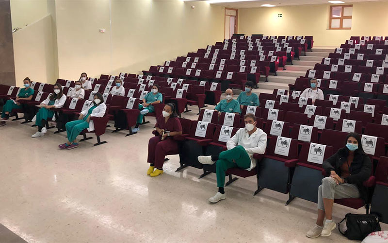 Un equipo de médicos y residentes voluntarios del propio Hospital de Puerto Real refuerza la atención a los ingresados con coronavirus