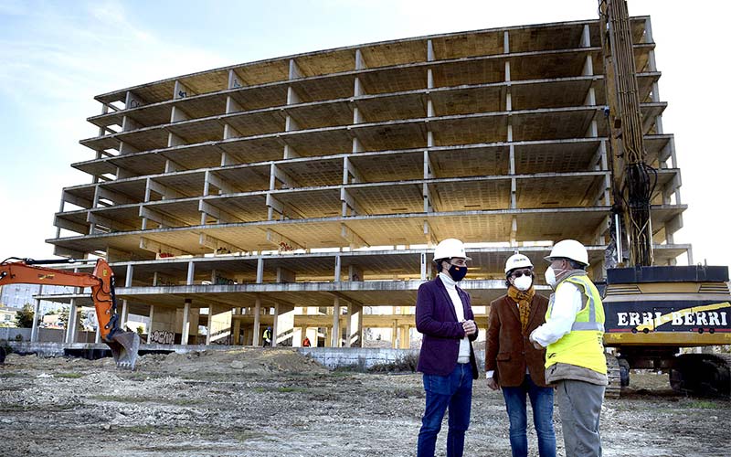 Una gasolinera, un supermercado, un hotel y un aparcamiento sustituirán al fallido palacio de congresos de Jerez, que ya cae