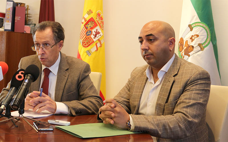 Román expulsa “por coherencia” a Adrián Sánchez del Gobierno chiclanero, que se queda en minoría, por saltarse el toque de queda