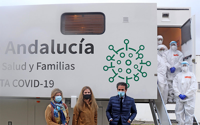 Dos positivos de entre 443 vecinos llamados de forma aleatoria: el SAS estrena en Jerez su unidad móvil para cribados masivos en Cádiz
