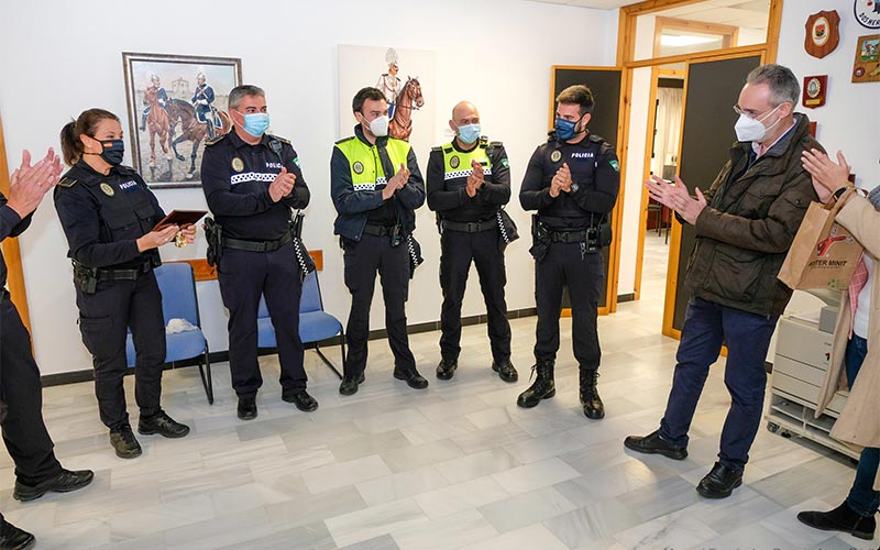 Agentes de la Policía Local de Cádiz reciben el reconocimiento de un ciudadano al que salvaron la vida tras sufrir un infarto en su domicilio