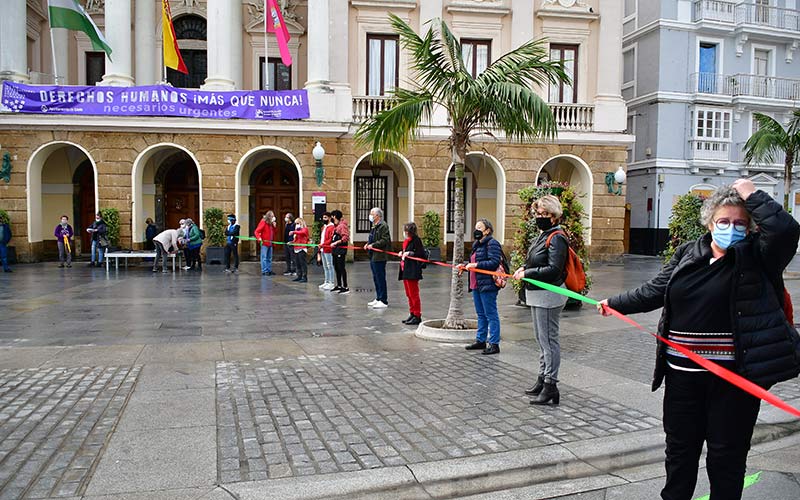“Cadena humana” en Cádiz por los DDHH: “tenemos que seguir empujando para conseguir cambiar este sistema injusto y depredador”
