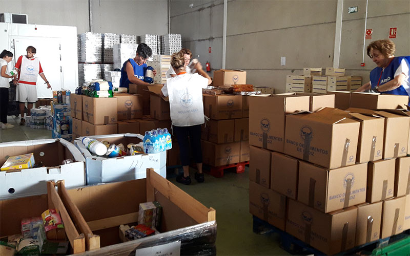 Todos los grupos políticos en el Ayuntamiento de Cádiz ‘donan’ casi 87.000 euros, de su asignación mensual, al Banco de Alimentos
