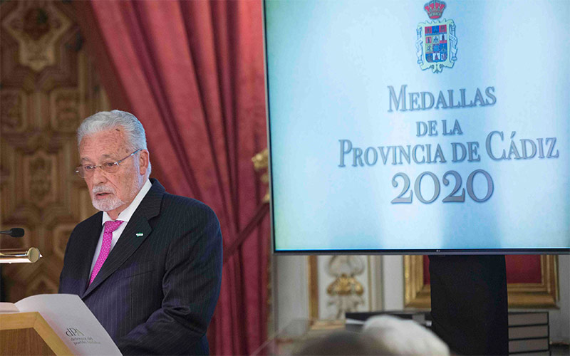 “Necesitamos luces mientras permanecemos en la oscuridad”: la Diputación entrega sus distinciones por el 19-M nueve meses después