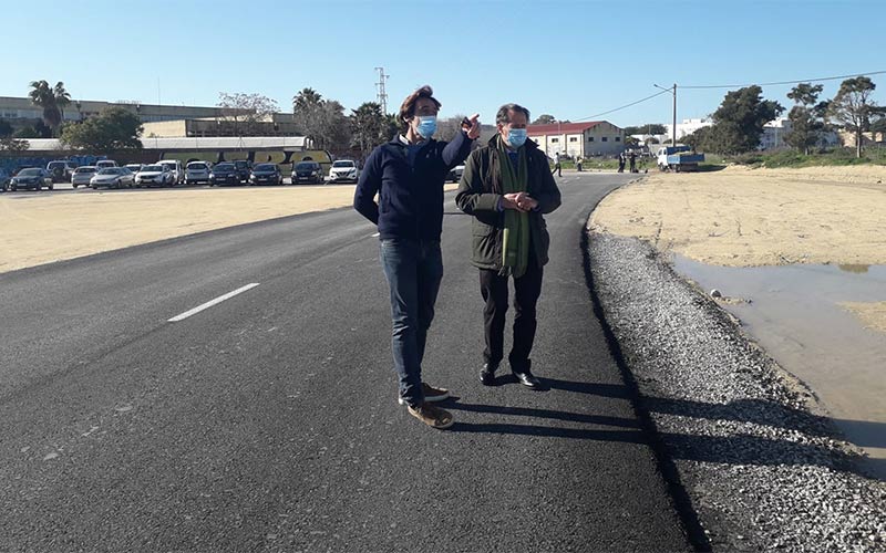 A punto las obras de asfaltado de la vía de La Longuera y parada de autobús escolar, actuación demandada por los institutos de la zona
