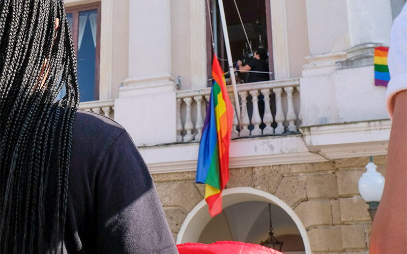 Archivada la querella de ultracatólicos por la bandera LGTBI en el Ayuntamiento de Cádiz: “la libertad se les queda demasiado grande”