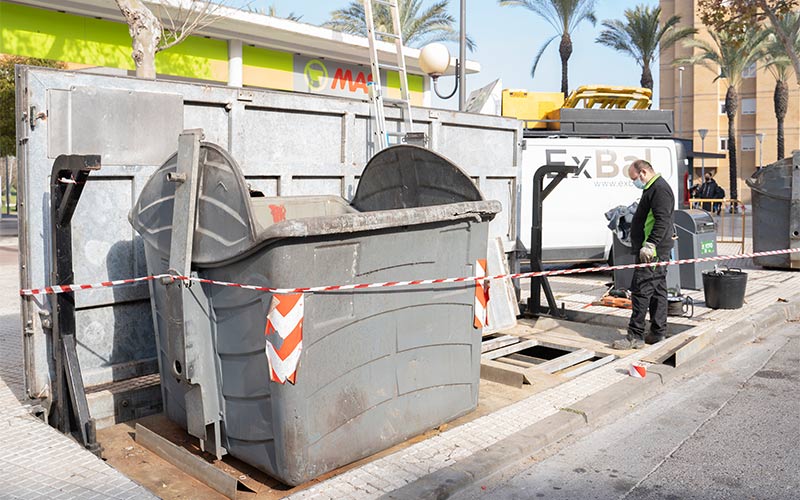 Cespa cumple y comienza a adecentar los 230 contenedores soterrados de La Isla, instalados hace más de una década