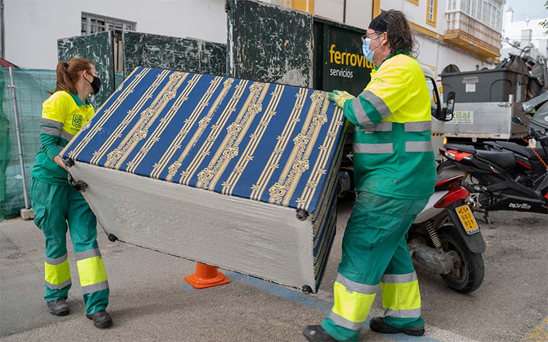 La contrata de basuras recoge al día unas 10 toneladas de muebles y otros enseres domésticos abandonados en las calles de San Fernando
