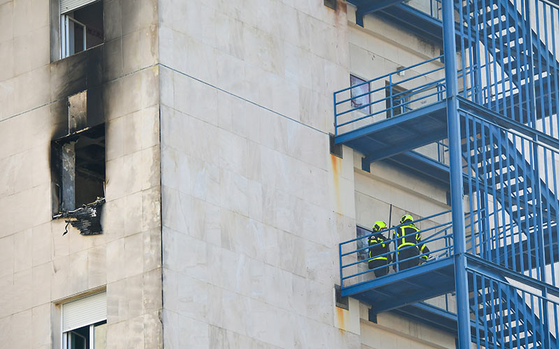 El alcalde aplaude la “entrega” de los profesionales actuantes en el incendio del Puerta del Mar; y el PP le reprocha que no acudiese