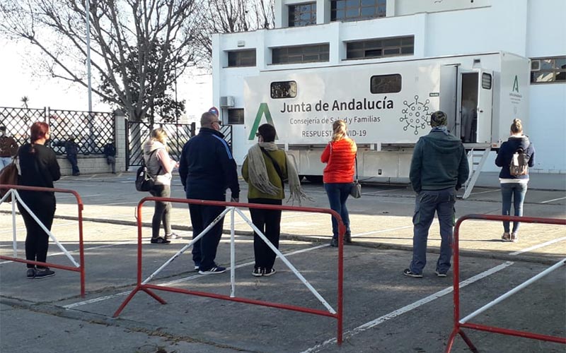 Ni un positivo en el cribado de Chiclana, y más de 140 multas de la Policía Local en la última semana por incumplir las medidas anti-Covid