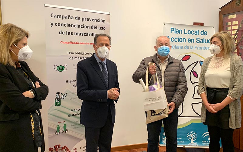 Mascarillas FPP2 para mayores y entidades vecinales como parte de la campaña municipal de sensibilización frente al coronavirus