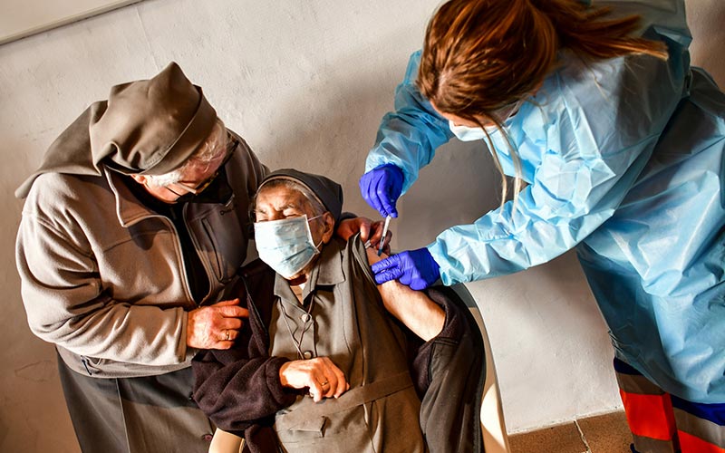 Ancianos de casi toda la Bahía ya están recibiendo la vacuna frente al Covid-19; hasta ahora se han ‘pinchado’ 84.000 dosis en la provincia