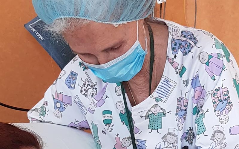 Concha, matrona del Hospital de Puerto Real, logra acreditación como “referente internacional en lactancia materna”