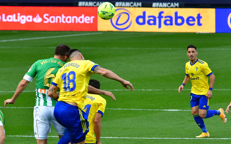 El Cádiz compite y se merece un punto, pero el derbi es para el Betis