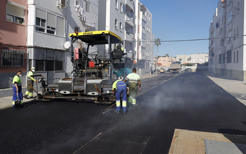 En marcha trabajos de reasfaltado en una docena de calles de Rota