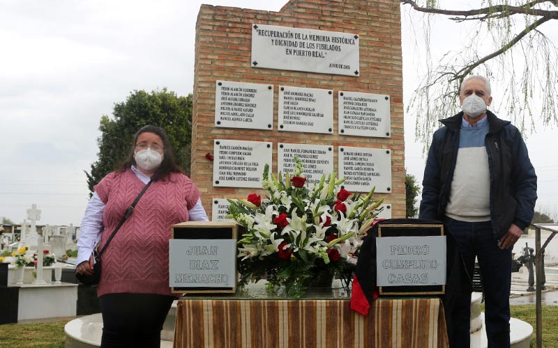 Emotivo entierro de dos gaditanos asesinados por el franquismo en Puerto Real; los cuerpos identificados se entregaron a las familias
