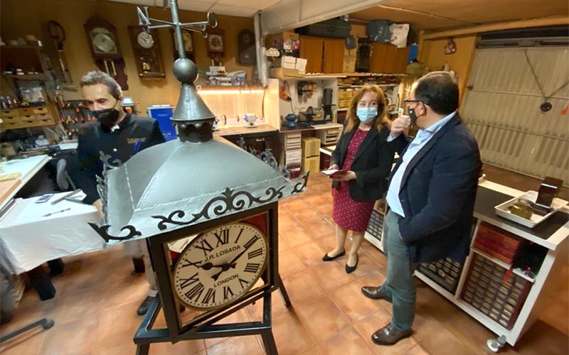 El icónico reloj-farola ‘de Losada’ será repuesto en la plaza del Arenal en los próximos días tras su restauración