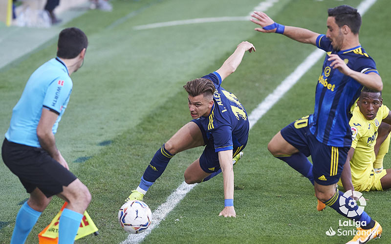 El Cádiz no se hundió ante un VARapalo inicial, pero no hubo premio
