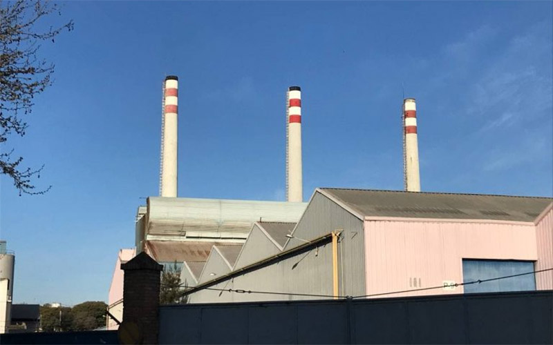 Instan a “proteger” las chimeneas de la extinta fábrica de botellas de Jerez “para evitar que sean pasto del afán especulativo”