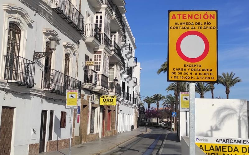 La presión de los comerciantes obliga a variar la prueba de una Alameda del Río peatonalizada; se abre al tráfico por la mañana