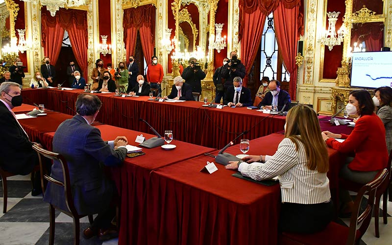La recuperación post-coronavirus del turismo centra la reunión entre agentes turísticos gaditanos y la ministra Maroto en la Diputación