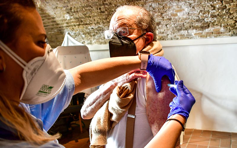 Los mayores de 80 años de la provincia de Cádiz que todavía no han sido citados para vacunarse deben contactar con su centro de salud
