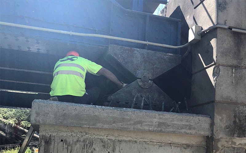 Avanzan las obras de emergencia en el puente de hierro de La Barca
