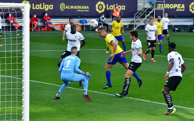 Tres puntos hacia la salvación cadista en un partido enrevesado